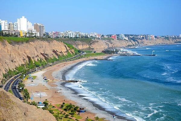 640px-Miraflores_Costa_Verde_Skyline_(Lima,_Peru) (1) (1)